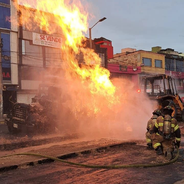 Explosión de tuberia de gas cerca de una estación de servicio causado por una retroexcavadora